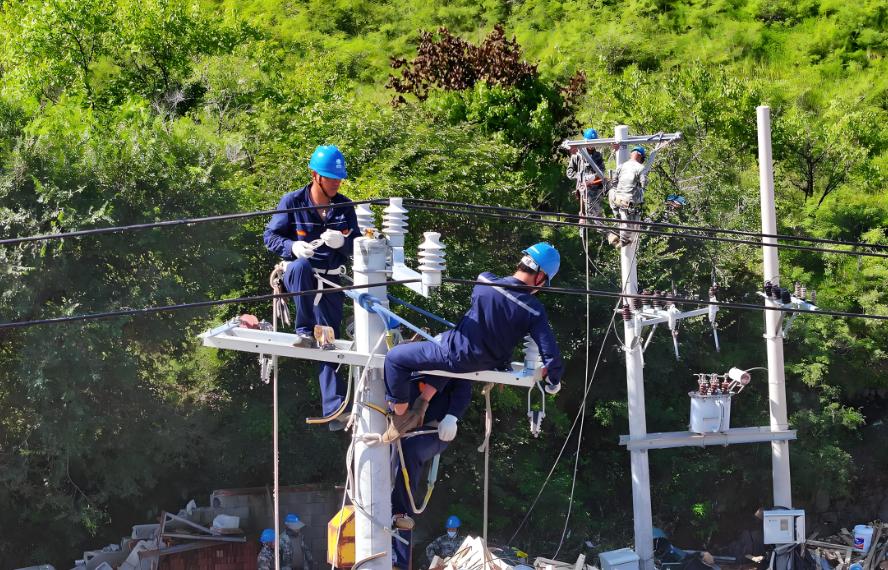 “智慧守望者”：揭秘输电线路在线监测装置如何守护电力安全